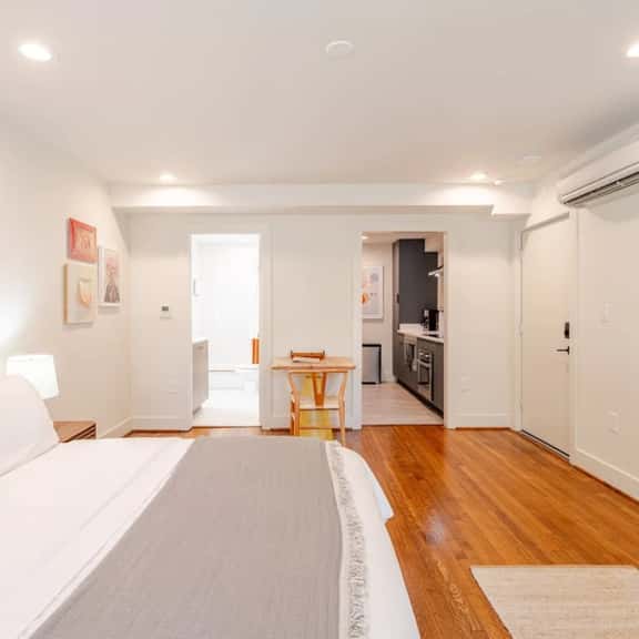 Newly Renovated Studio with full kitchen - Walk to Rice U - Image 1