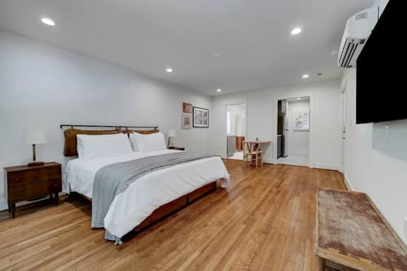 Rice Village Studio Apt with Full Kitchen - Image 2