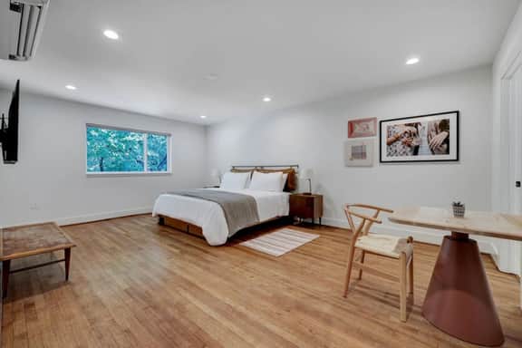 Rice Village Studio Apt with Full Kitchen - Image 3
